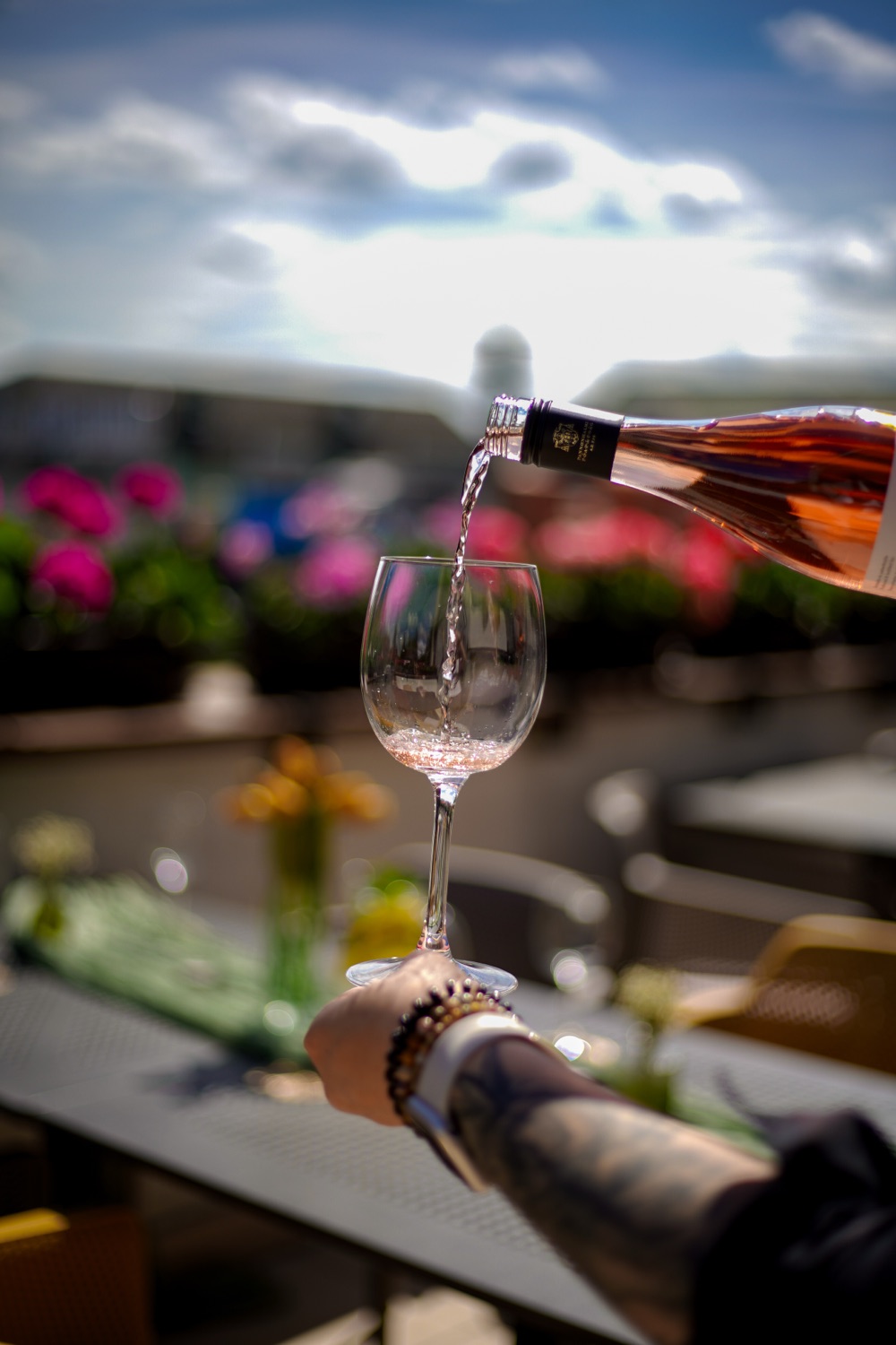 Rosé bor töltése egy pohárba a Pallos teraszán